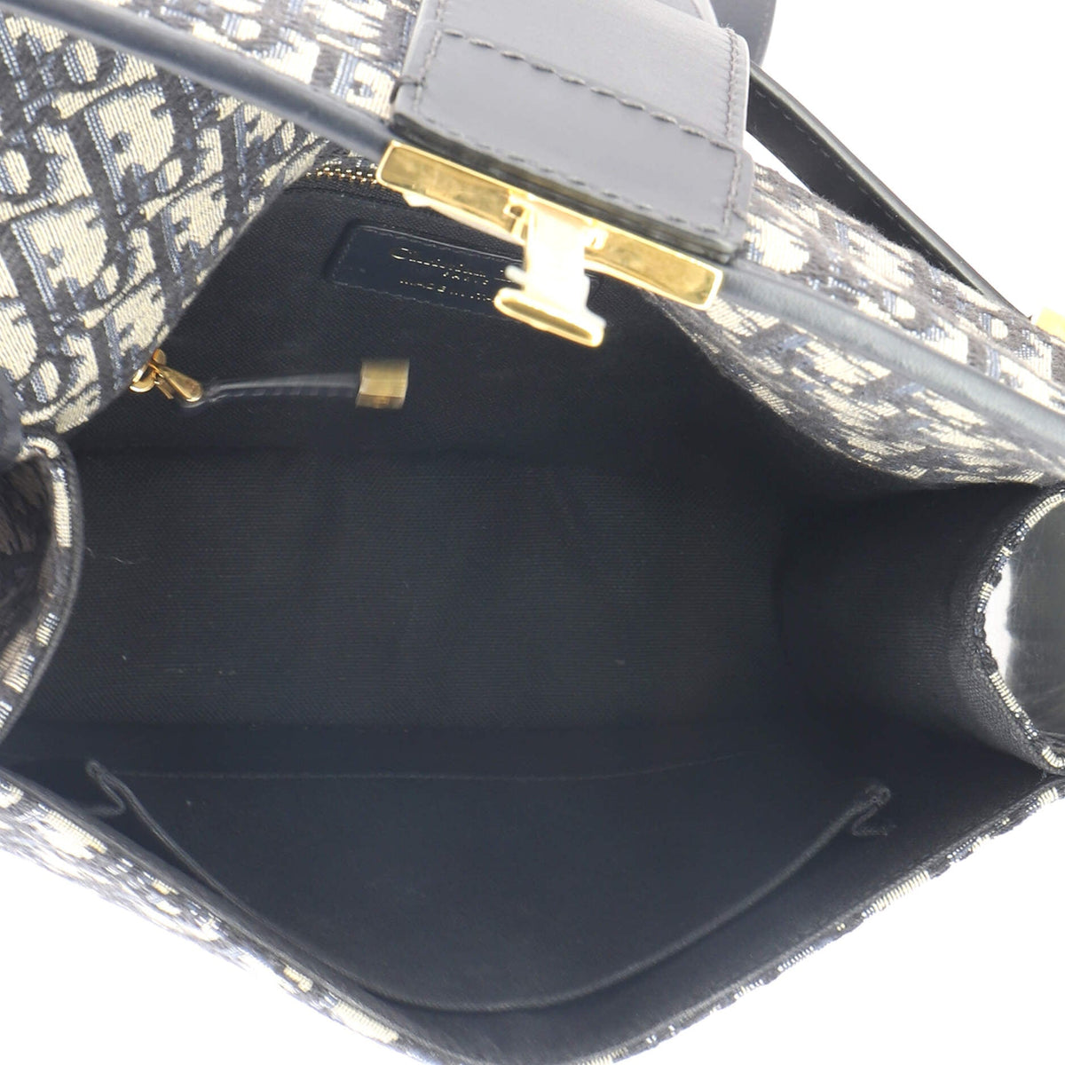 30 Montaigne Flap Bag Oblique Canvas