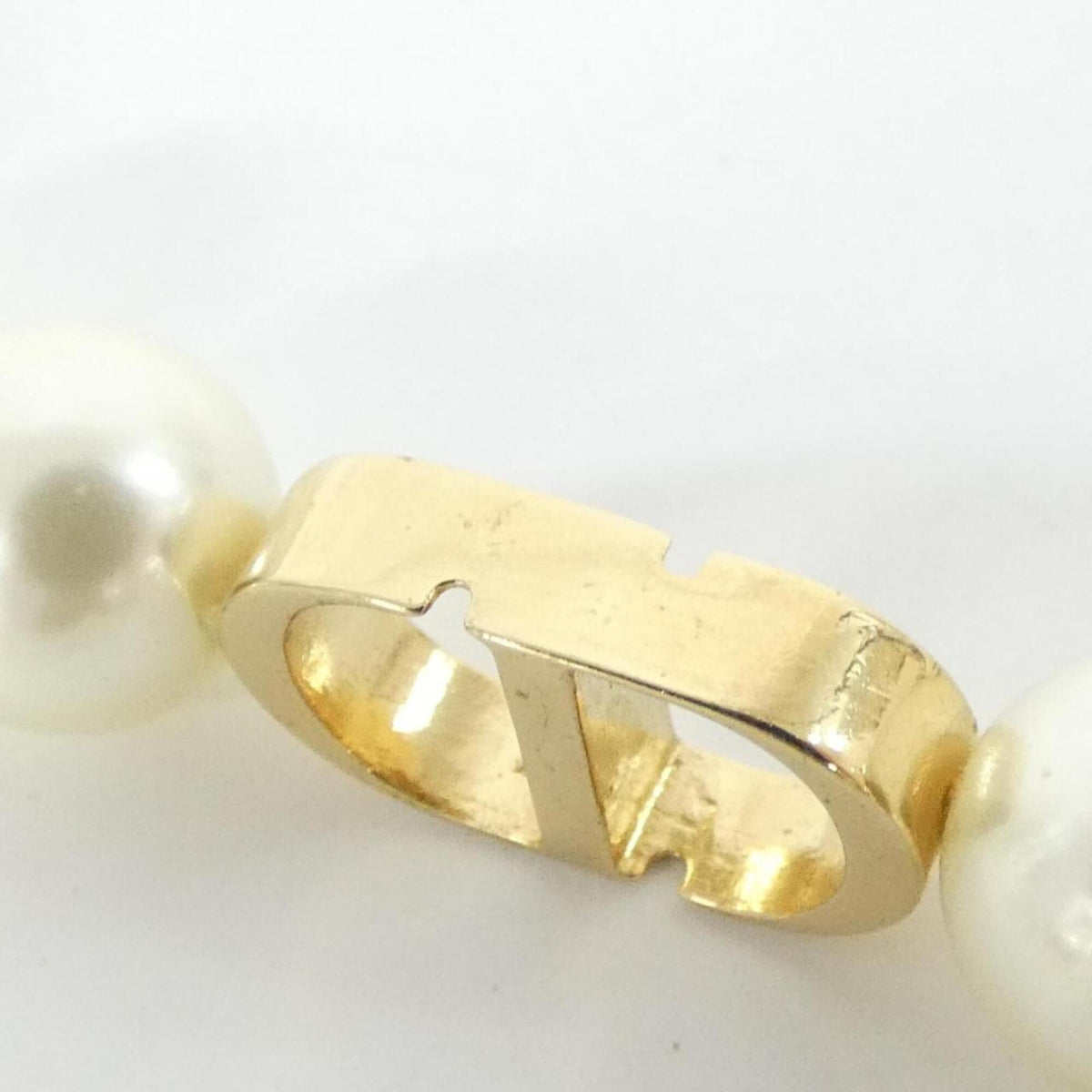 30 Montaigne Pendant Necklace Gold White
