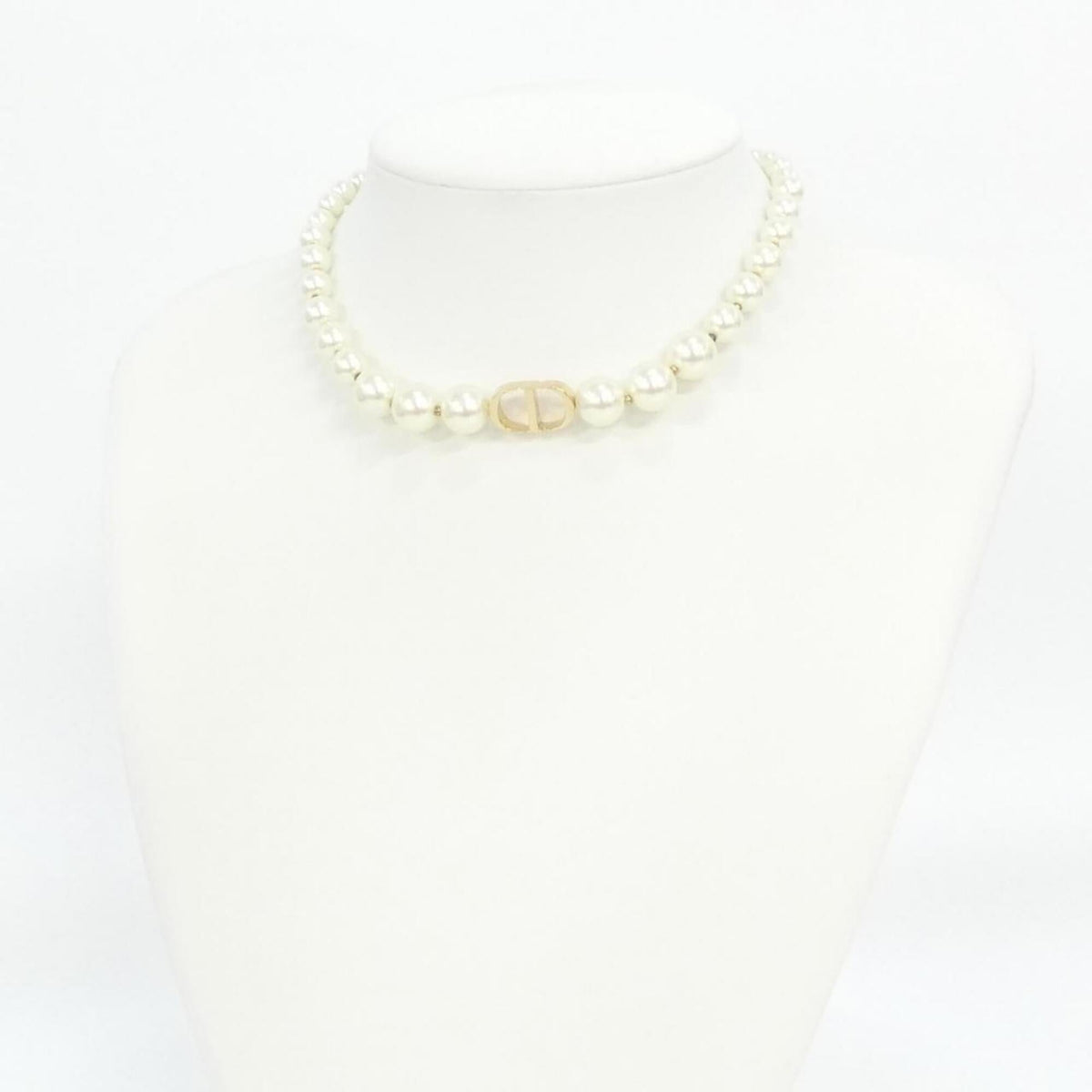 30 Montaigne Pendant Necklace Gold White